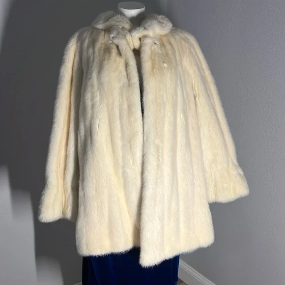 Samuel Spritser Furs Elegant Cream Fur Coat Size M/L - Picture 12 of 16